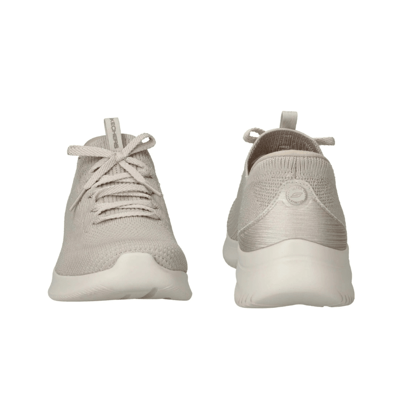 Ett par beige Skechers damsneakers, en sedd framifrån och en bakifrån, visar slip-in designen