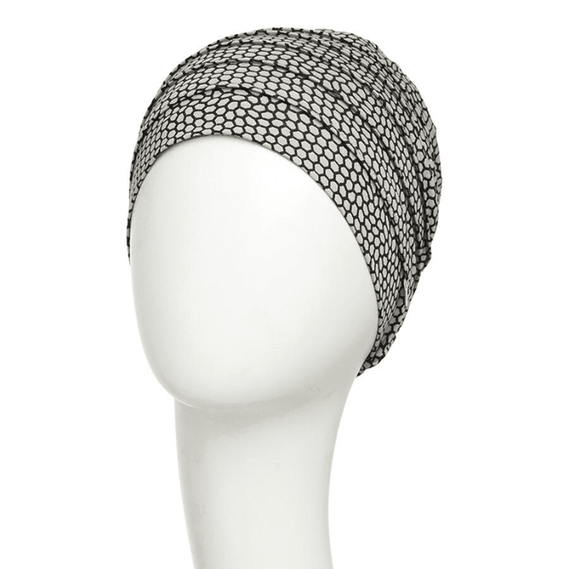 Yoga turban i beige snake-mönster, visad framifrån på en vit skyltdocka