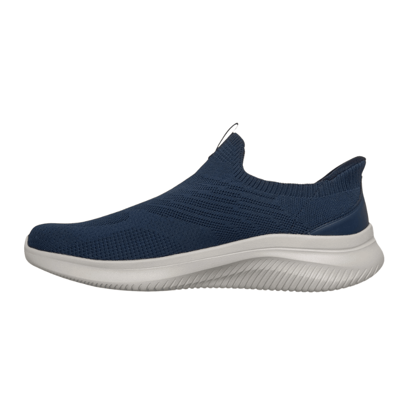 Skechers herrsko i marinblått med flexibel stickad ovandel och mjukt vadderad sula, från sidan