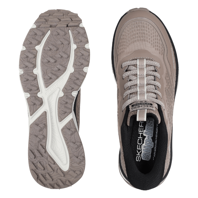 Ett par gråbruna Skechers vattentäta slip-in damsneakers, en sedd ovanifrån och en med mönstrad sula