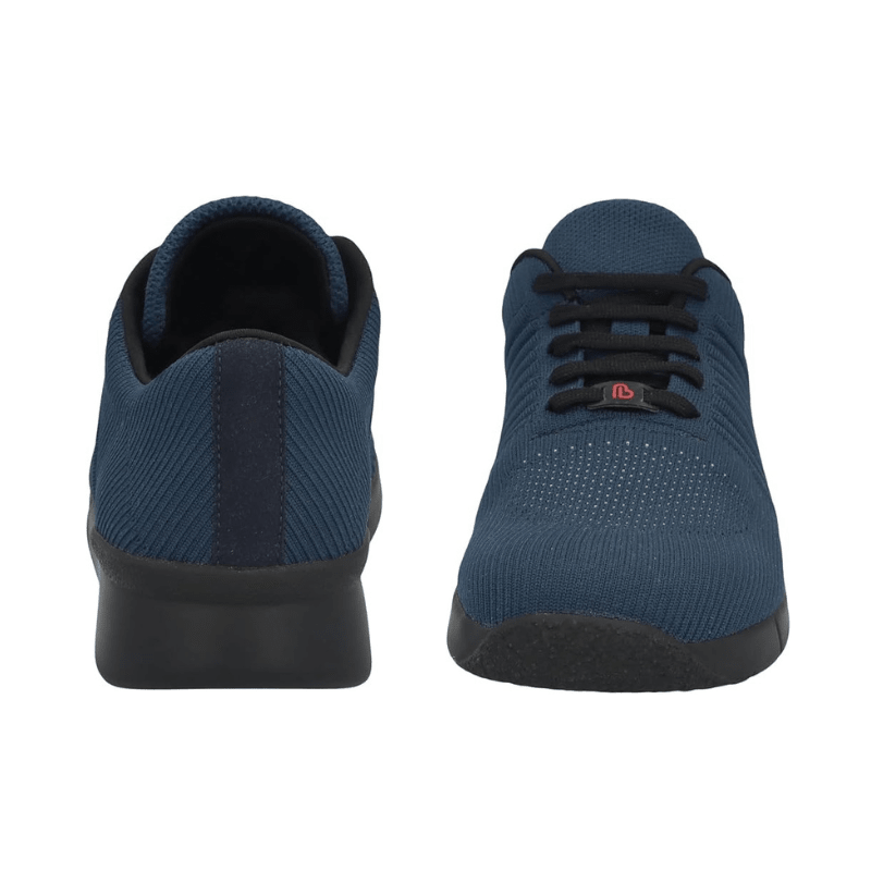 Två marinblå Berkemann herrsneakers, en sedd bakifrån och en framifrån, visar häl och tå