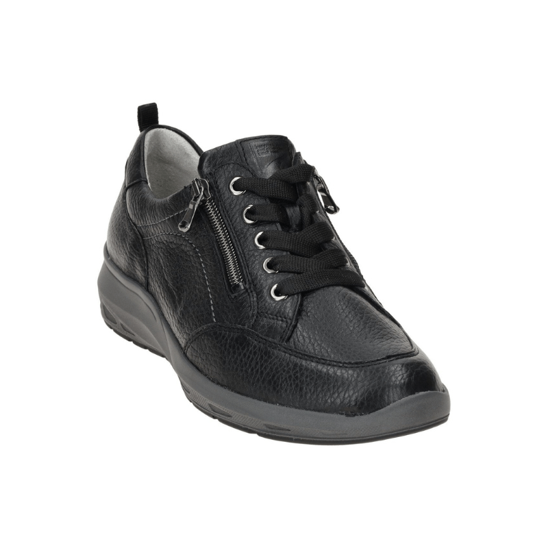 Waldläufer damsneaker i svart läder med snörning och dragkedja, sedd snett framifrån