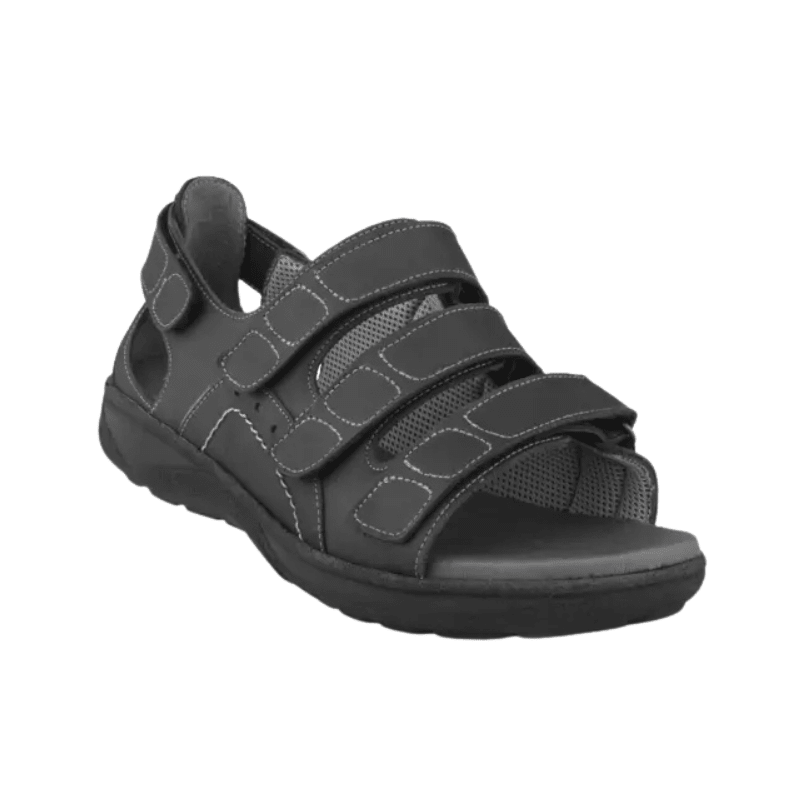 Svart New Feet herrsandal med breda kardborreband över vristen och hälkappa, sedd snett framifrån