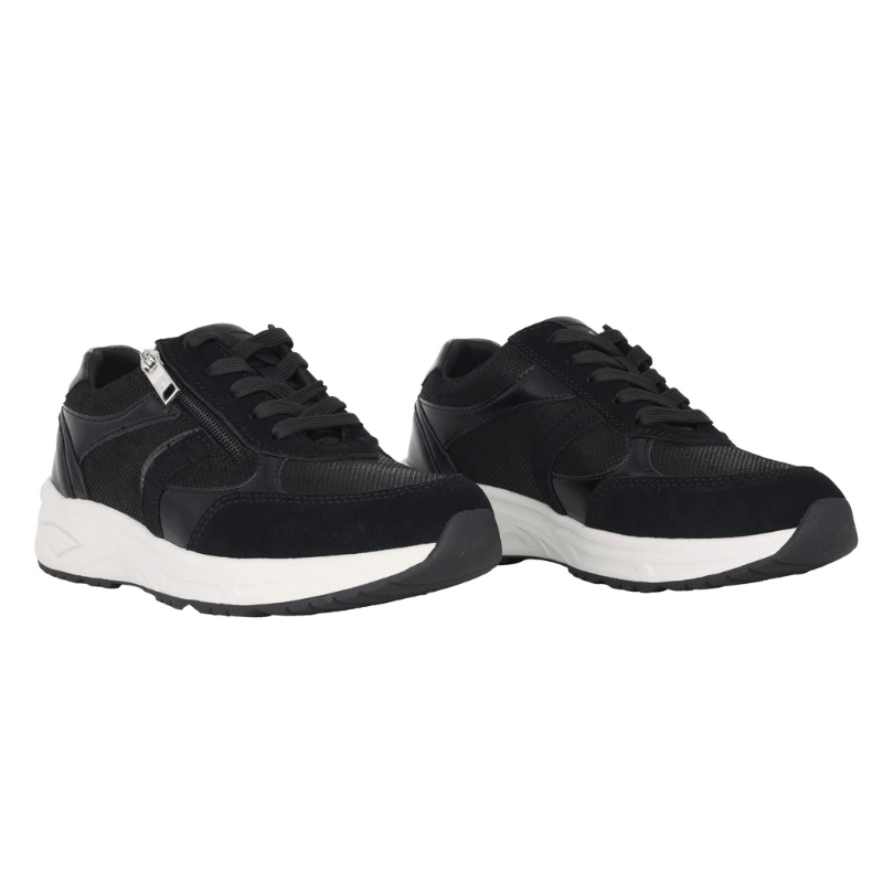 Två svarta Waldläufer damsneakers i läder och mocka med vit sula, sedda snett framifrån