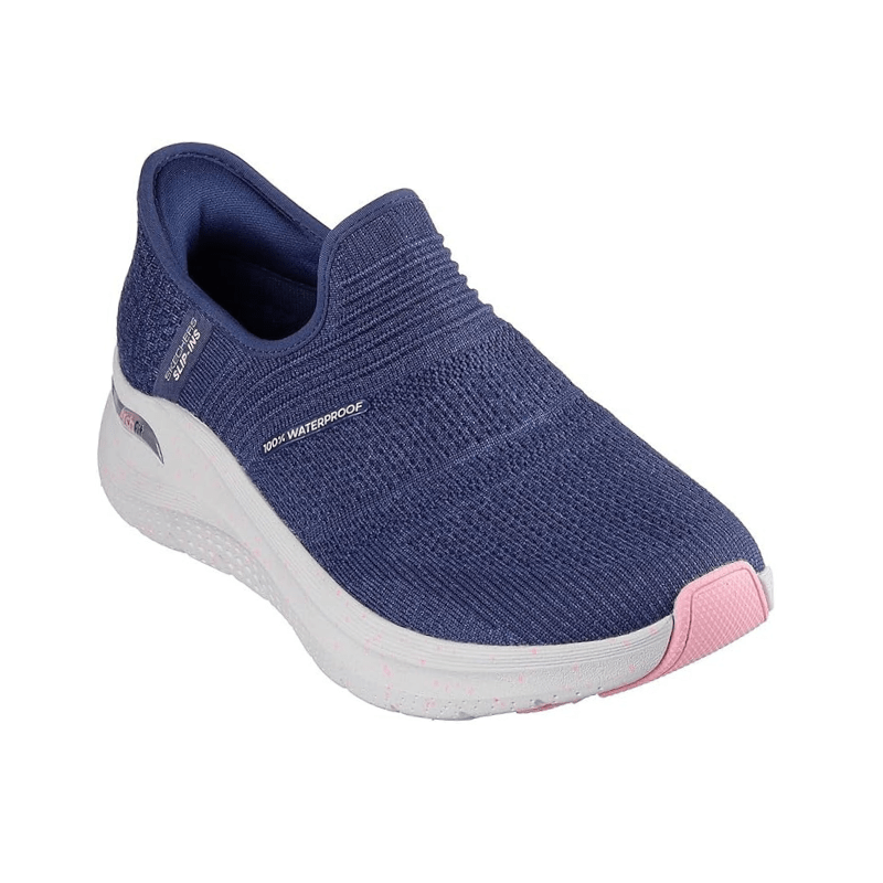 Blå Skechers vattentät damsneaker med rosa suldetalj, sedd snett framifrån