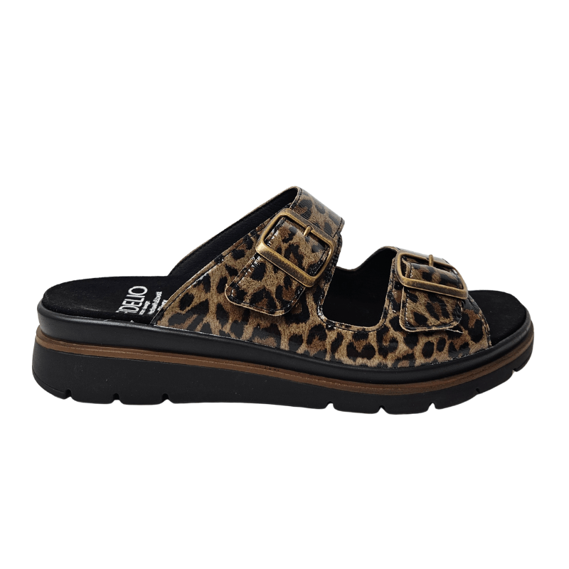 Fidelio dameslipper med leopardprint, to brede remme med spænder og sort sål set fra siden