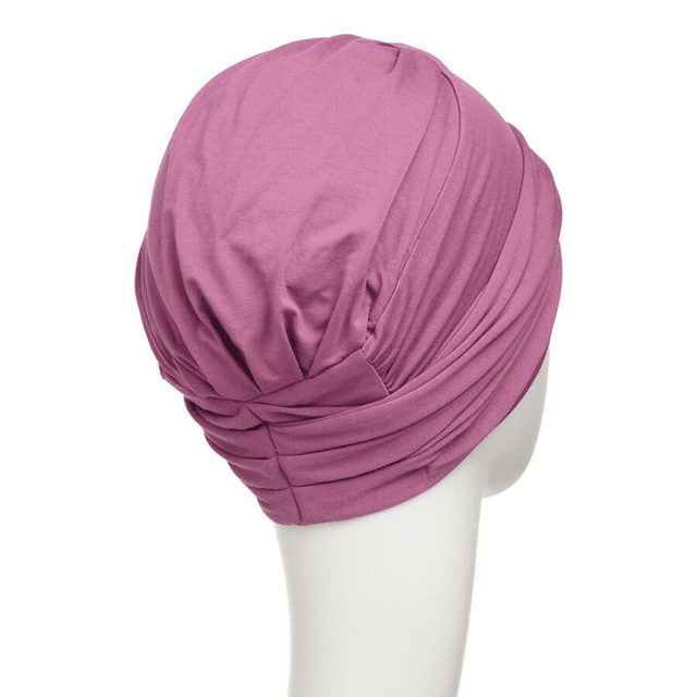 Shakti turban i rose wine, sedd bakifrån på en skyltdocka, visar den veckade designen och volymen