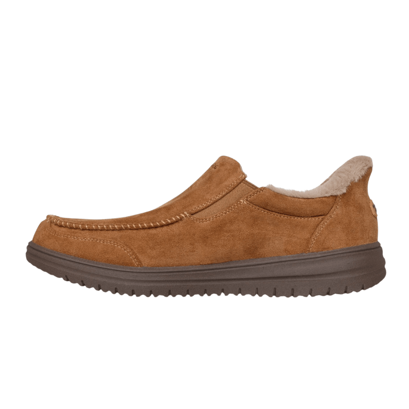 En brun Skechers slip-in herrtoffel sedd från höger sida, med mjukt konstpälxfoder och robust sula