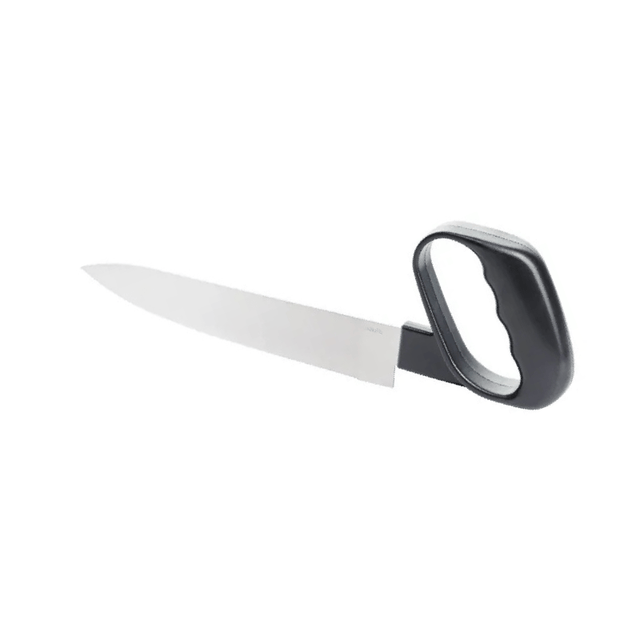 Kökskniv med silverfärgat, slätt blad och ett svart ergonomiskt slutet handtag, isolerad på vit bakgrund