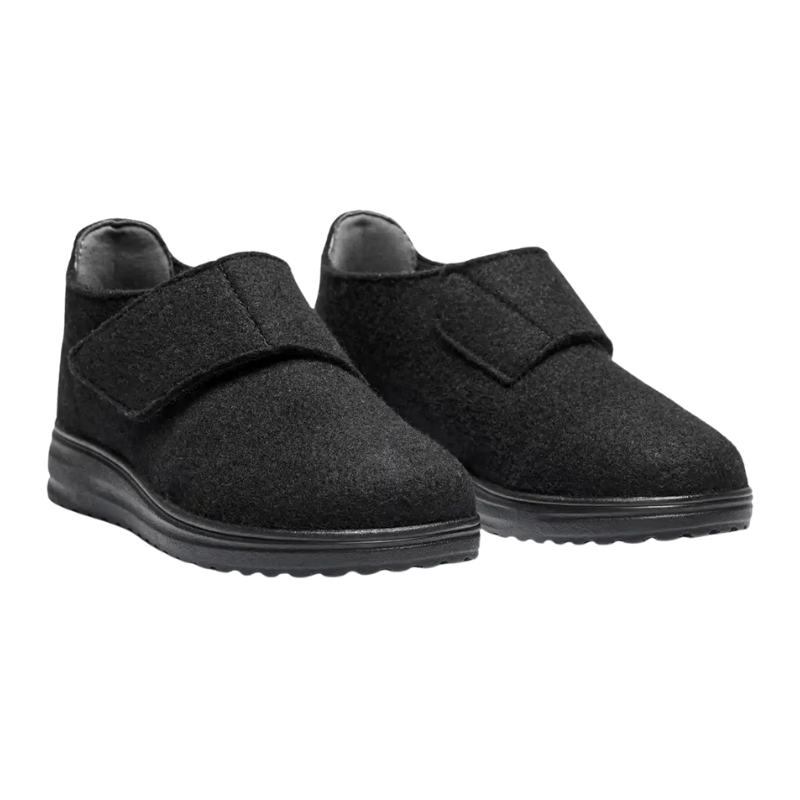 Ett par svarta New Feet damtofflor i filtmaterial med justerbara kardborreband, sedda snett framifrån