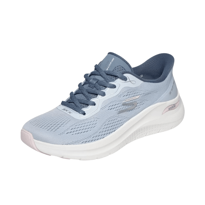 Grå Skechers slip-in damsneaker med snörning och Arch Fit-sula, fotograferad snett framifrån