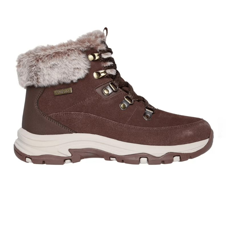 Skechers varm damkänga i brun mockaimitation med grå fuskpäls och kraftig sula, sedd från sidan