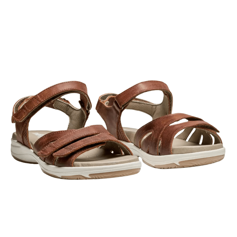 Ett par bruna New Feet damsandaler med kardborreband, visade snett framifrån på vit bakgrund