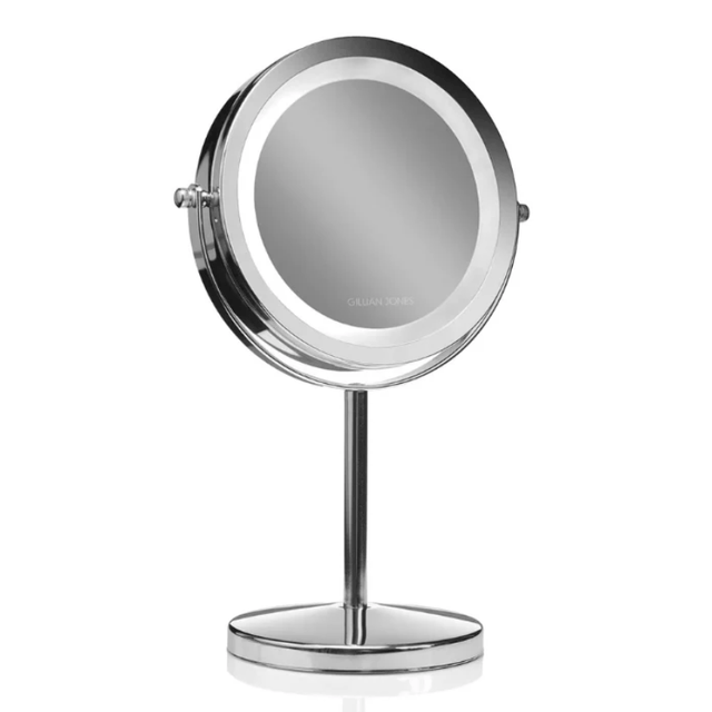 Kromfärgad sminkspegel med LED-ljus och rund fot, reflekterar ljus från en vinkel