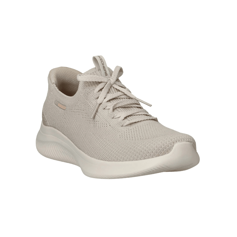 Skechers beige slip-in damsneaker i stickat material, sedd snett framifrån med knutna dekorativa snören