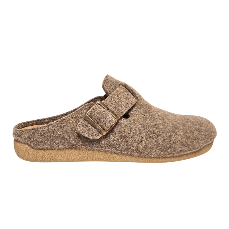 Beige Bella Moda damtoffel i ull med ett litet spänne på ovansidan, sedd från sidan
