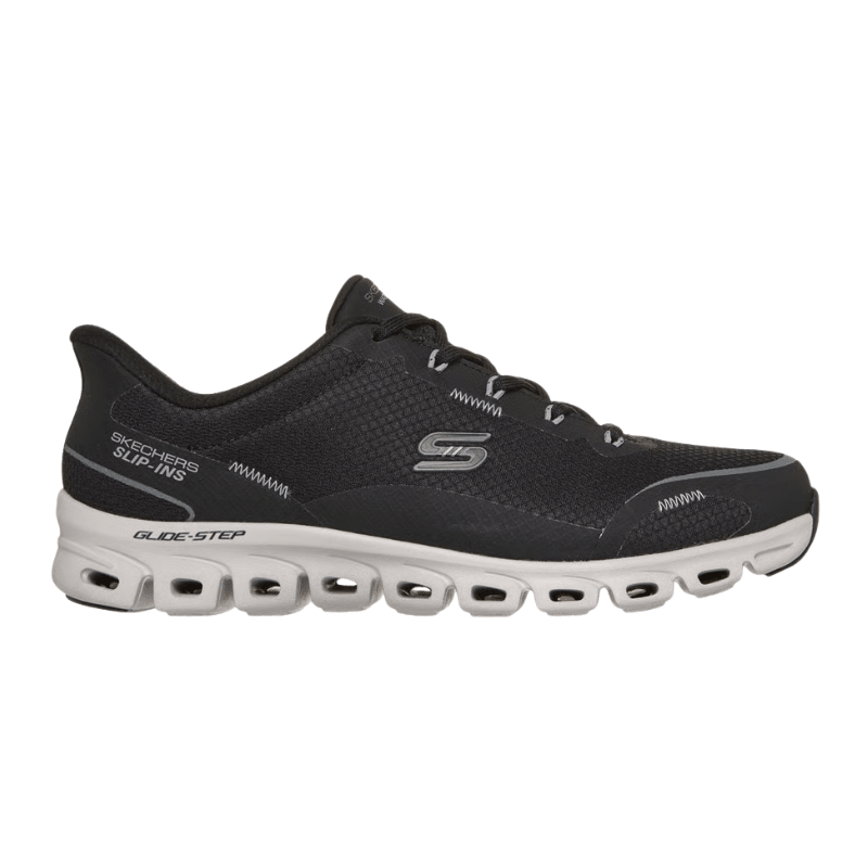 Svart Skechers slip-in damsneaker sedd från sidan med lätt vinkel, visar mesh och den ljusgrå sulan