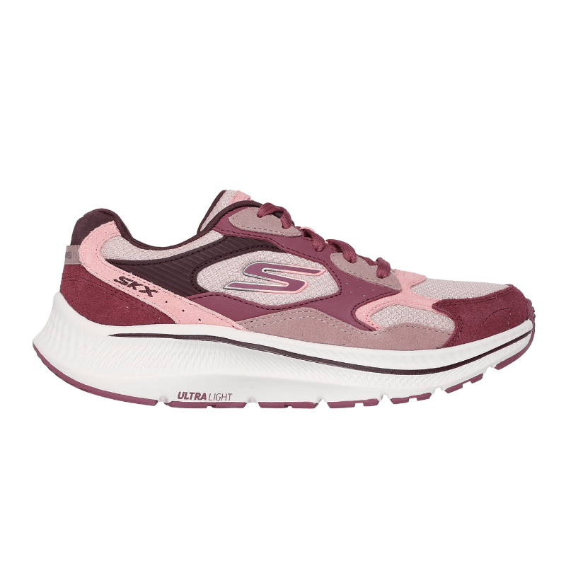 Rosa Skechers damsneaker i mocka och mesh, sedd från sidan med vit ULTRA LIGHT sula