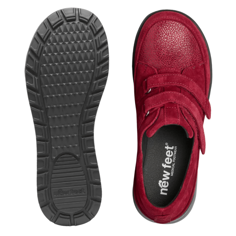 New Feet damsko i mörkrött med synlig innersula och en svart yttersula med mönster