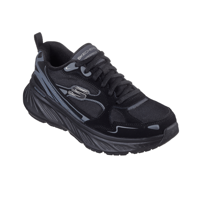 Svart Skechers vattentät damsneaker sedd snett framifrån, visar snörning och logotyp på plösen