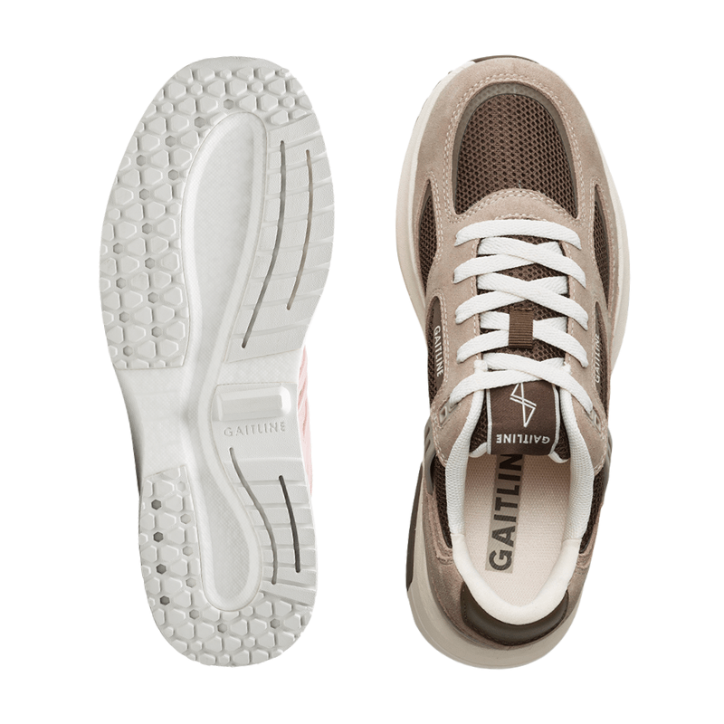 En brun Gaitline Nova Lite damsneaker sedd ovanifrån bredvid skons sula med mönster
