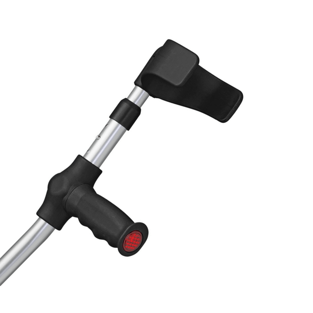 Närbild på en barnkryckas svarta handtag och armstöd i silverfärgad aluminium med röd reflex