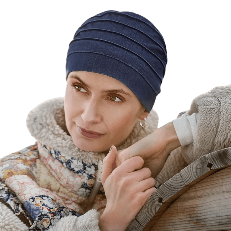 Kvinna med mörkblå yoga turban i denim, med veckad design, tittar åt sidan