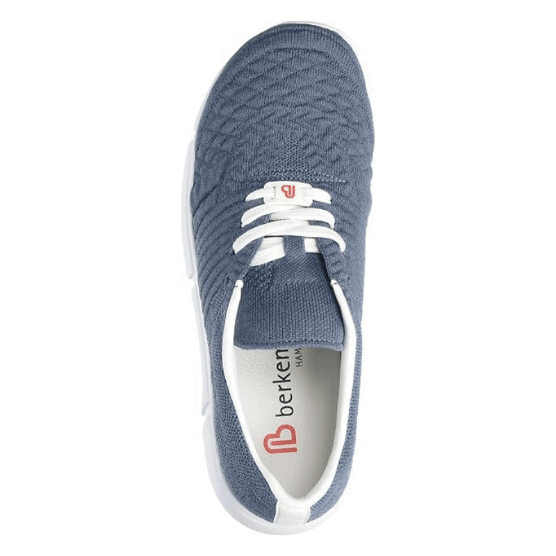 Berkemann damsneaker i denimblå, sedd uppifrån, visar den stickade ovandelen och Berkemann-logotypen på innersulan