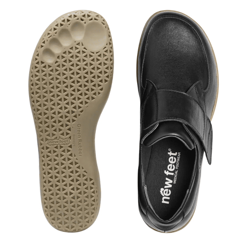 En New Feet damsko uppifrån med innersula och den mönstrade beige yttersulan bredvid