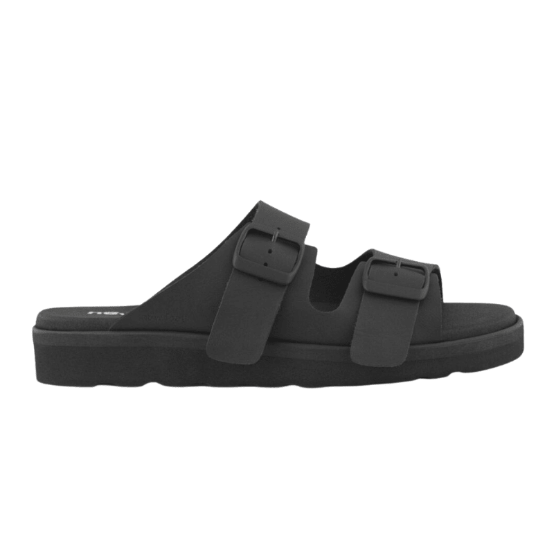 Svart New Feet slip-in sandal med två breda justerbara remmar och spännen, sedd från sidan