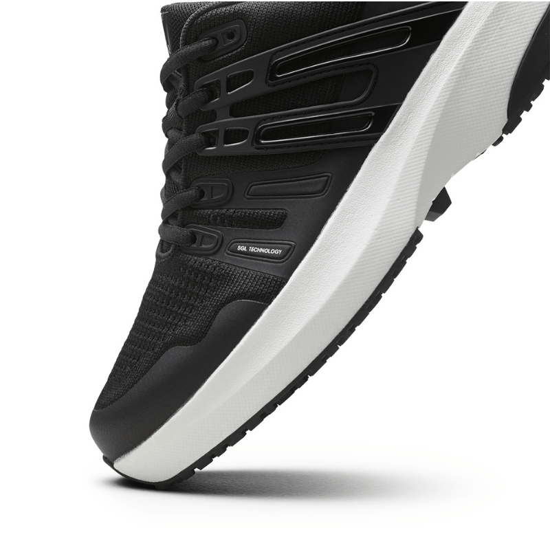 Nærbillede af fronten på en sort Gaitline Nova Lite herresneaker med tekstur og "SGL TECHNOLOGY