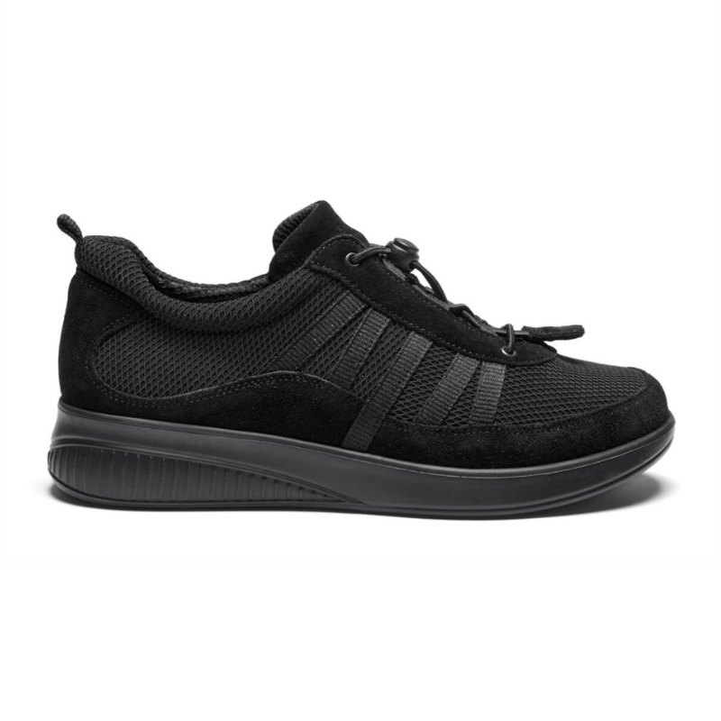 Svart New Feet damsneaker med ovandel i mesh och detaljer, samt elastisk snörning, sedd från sidan