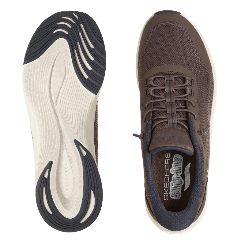 Brun Skechers slip-in damsneaker sedd uppifrån med innersula och mönstrad yttersula