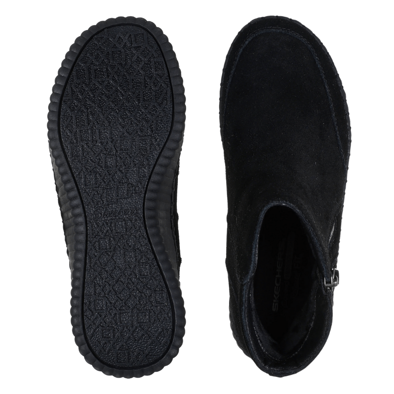 Två svarta Skechers damkängor ovanifrån, en visar ovansidan och den andra den mönstrade yttersulan