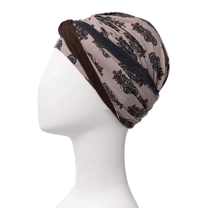 Shakti turban i Paisley Elegance sedd från sidan på en skyltdocka, med mörkt band