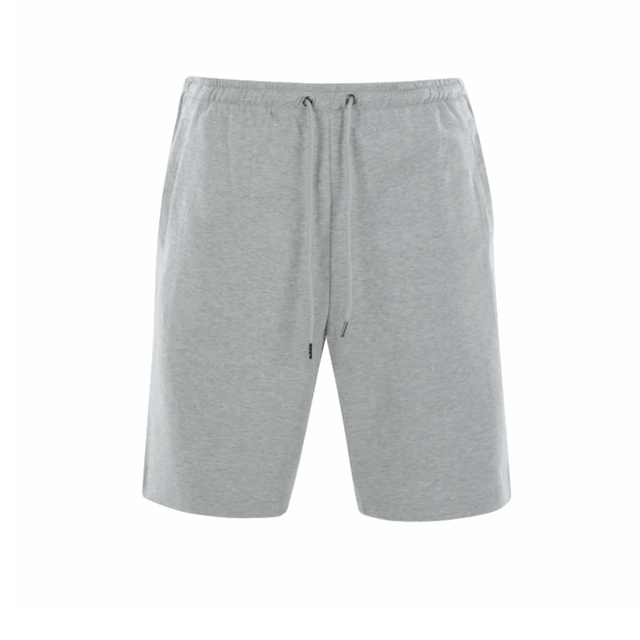 Ljusgrå knälånga shorts med resår och dragsko i midjan, sedda framifrån med två fickor