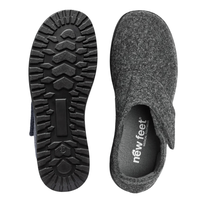 New Feet damtofflor sedda uppifrån, en visar den mönstrade yttersulan och den andra innersulan med logotyp