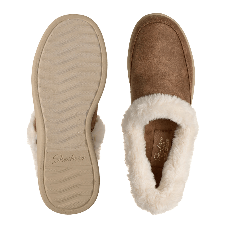To Skechers damehjemmesko, den ene viser den beige sål, den anden toppen med hvid pelskant
