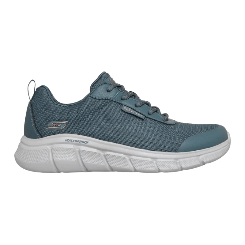 Blå Skechers vattentät damsneaker i mesh med snörning, sedd från sidan med vit sula och "WATERPROOF" text