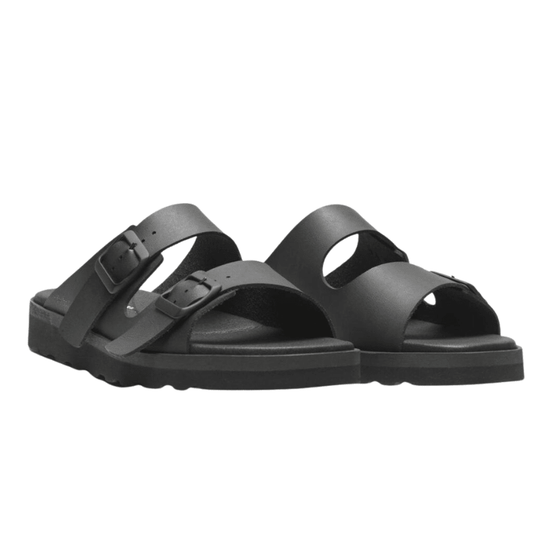 Två svarta New Feet sandaler för damer, sedda snett framifrån med justerbara remmar