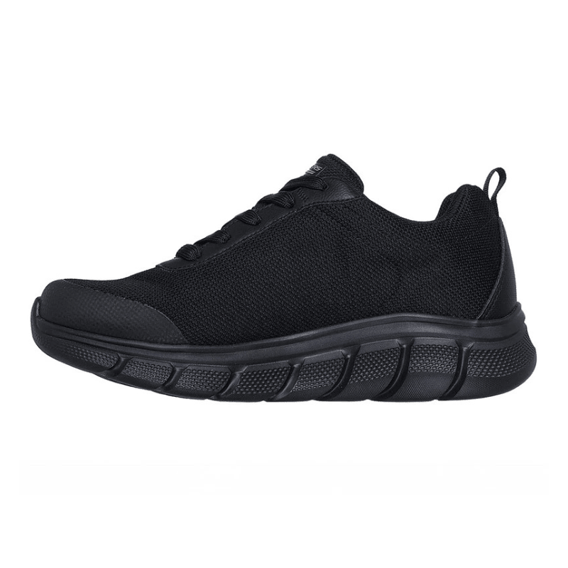 Klassisk sort Skechers herresneaker med snørebånd og robust sål, set fra siden