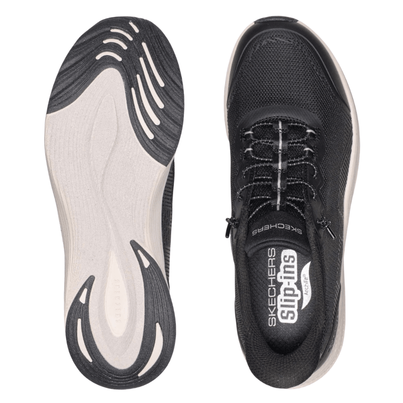 Svart Skechers damsneaker sedd ovanifrån med synlig innersula och den mönstrade undersidan av sulan