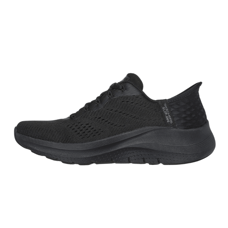 Svart Skechers damsneaker för breda fötter, sedd från höger sida med slip-in detalj