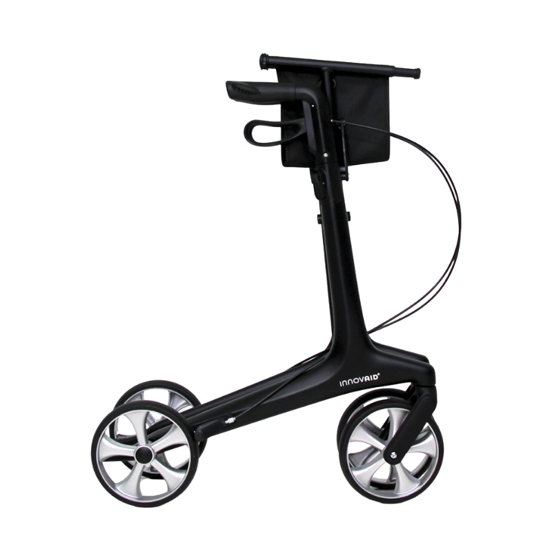 Oscar kolfiber rollator i svart färg, sedd från sidan med fokus på de stabila hjulen och handtaget