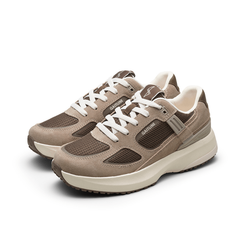 Ett par bruna Gaitline Nova Lite damsneakers i mocka och mesh, sedda snett framifrån