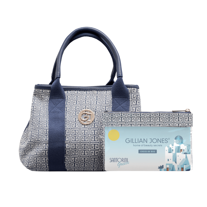 Mary necessär i Santorini-mönster med tillhörande transparent check-in-bag framför, båda med Gillian Jones-logotyp
