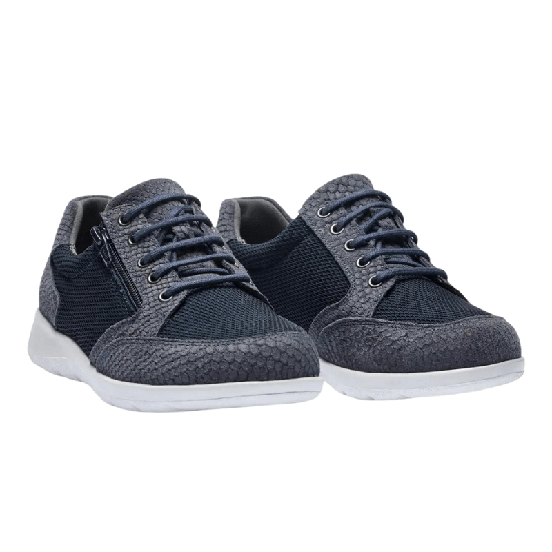 Ett par mörkblå New Feet damskor, sneakers med snörning och blixtlås, sedda snett framifrån med ormskinnsdetaljer
