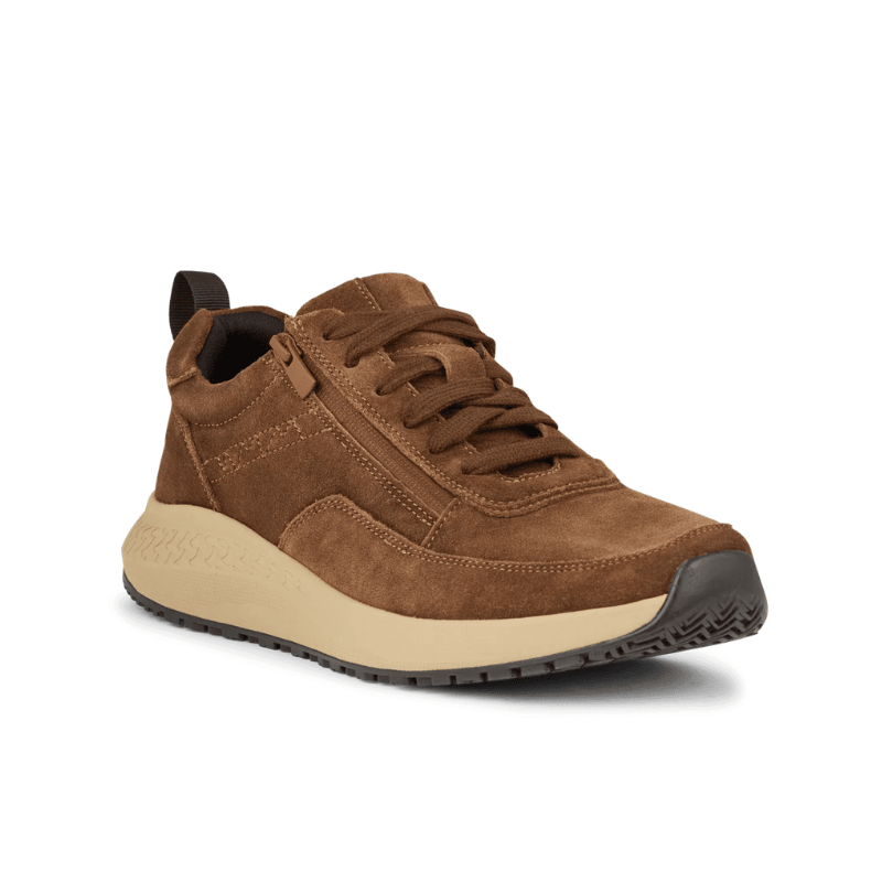 Green Comfort herrsneaker i cognacsfärgad mocka sedd snett framifrån med snörning och dragkedja