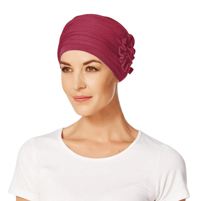 Kvinna med en röd Lotus turban i bambuviskos, med eleganta veck och sidodetail