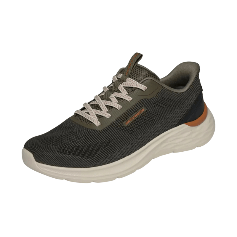 Olivgrön Skechers slip-in herrsko med elastiska snören och ventilerande mesh, sedd snett framifrån